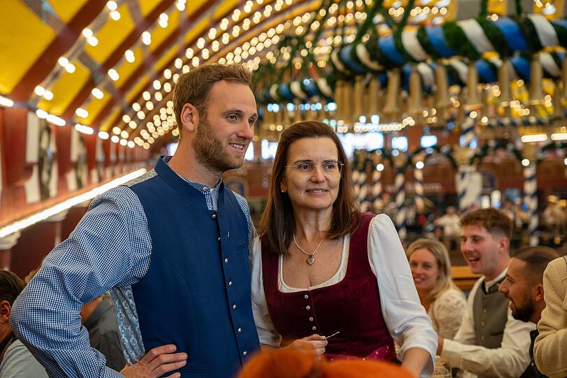 Wiesnwirtin Stephanie Spendler zeigt Leon Windscheid ihr Wiesnzelt auf dem Münchner Oktoberfest. Wiesnwirtin Stephanie Spendler zeigt Leon Windscheid ihr Wiesnzelt auf dem Münchner Oktoberfest.