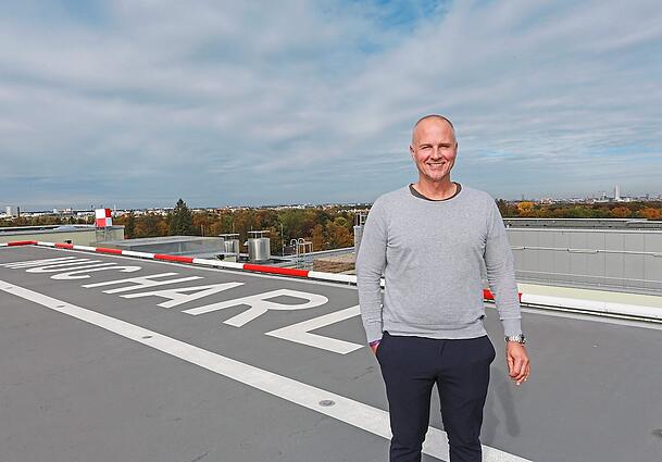 Dr. Tim Flasbeck hat fr&uuml;her auch in Cottbus gearbeitet. Jetzt soll er die Notaufnahmen in M&uuml;nchen neu strukturieren.