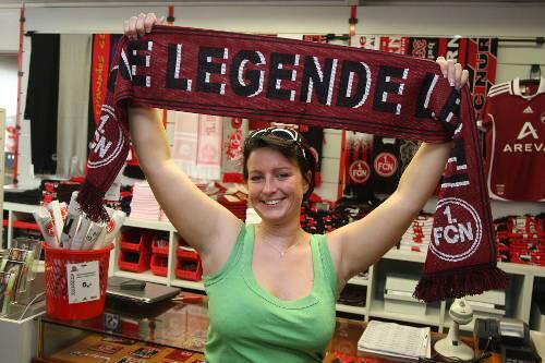 Die Legende lebt: Mit diesem Schal jubelt Daniela Düngüz (28) ihrem Liebelingsverein zu. Der Aufstiegsschal ist längst ausverkauft.