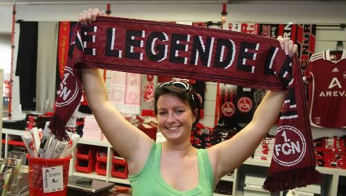 Die Legende lebt: Mit diesem Schal jubelt Daniela Düngüz (28) ihrem Liebelingsverein zu. Der Aufstiegsschal ist längst ausverkauft. Die Legende lebt: Mit diesem Schal jubelt Daniela Düngüz (28) ihrem Liebelingsverein zu. Der Aufstiegsschal ist längst ausverkauft.