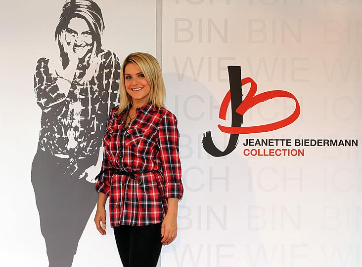 Jetzt will sie auch als Designerin richitg durchstarten. Manchmal ganz unscheinbar, dann wieder eine wilde Rockerin - all das ist der Stil von Jeanette Biedermann.