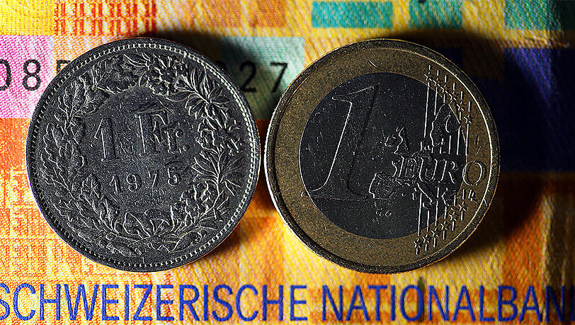 Am Freitagvormittag wurde die Schweizer Währung mit rund 0,99 Euro gehandelt. Am Freitagvormittag wurde die Schweizer Währung mit rund 0,99 Euro gehandelt.