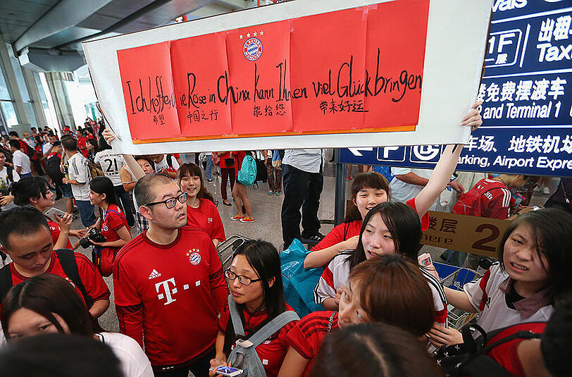 Der FC Bayern ist am Freitag in Peking gelandet und wurde von rund 1000 Fans schon am Flughafen frenetisch gefeiert. Die Bilder von der Ankunft.