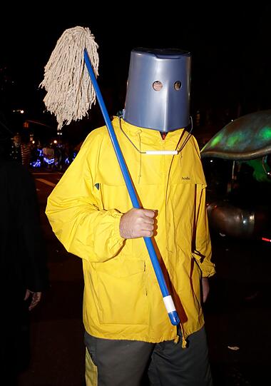Terror-Angst? Von wegen! Die New Yorker feierten nicht nur Halloween, sondern zeigten damit gleichzeitig den Terroristen die kalte Schulter.