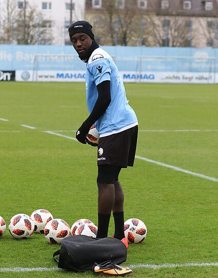 Prince Osei Owusu absolvierte am Montag sein erstes Training beim TSV 1860 - die Bilder!