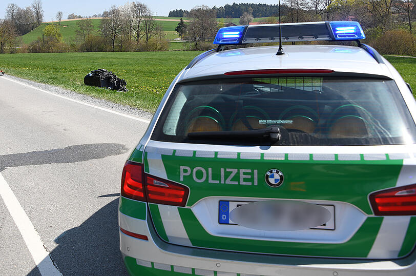 Das dreirädrige Gefährt wurde auf eine Wiese geschleudert. Für den Fahrer kam jede Hilfe zu spät.