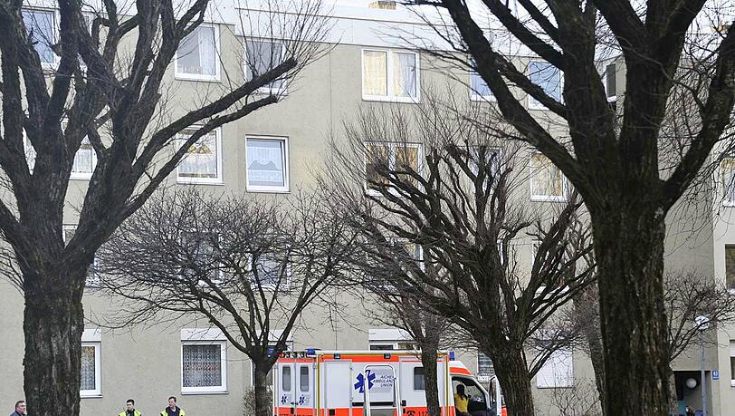 Der Krankenwagen bringt den Grundschüler in die Klinik, seine Mama fährt natürlich mit. Der Krankenwagen bringt den Grundschüler in die Klinik, seine Mama fährt natürlich mit.