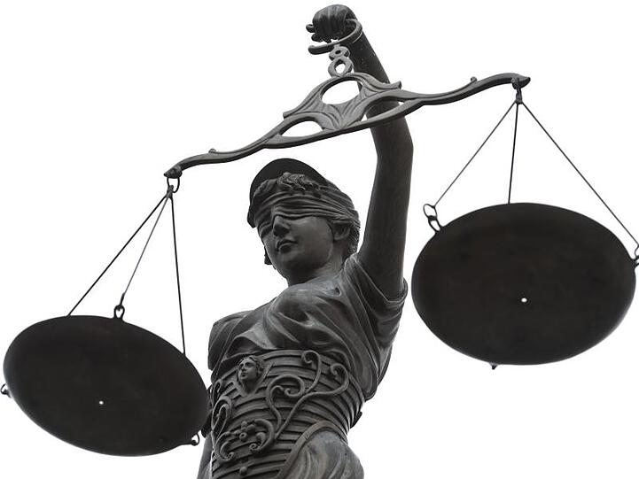 Eine Statue der Justitia mit einer Waage in ihrer Hand. Foto: David-Wolfgang Ebener/dpa