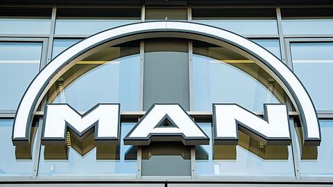 Blick auf das MAN Logo an der Fassade eines Bürogebäudes in München Schwabing.