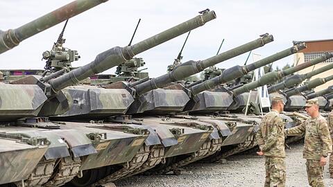 Panzer des Typs M1A2 Abrams stehen auf dem Gelände in Grafenwöhr.