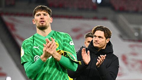 Dortmunds Torwart Gregor Kobel (l) und Trainer Edin Terzic verabscheden sich nach dem Pokal-Aus von den Fans.