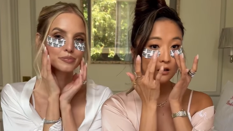 Leonie Hanne und Ashley Park bereiten sich gemeinsam auf die Partynacht vor.
