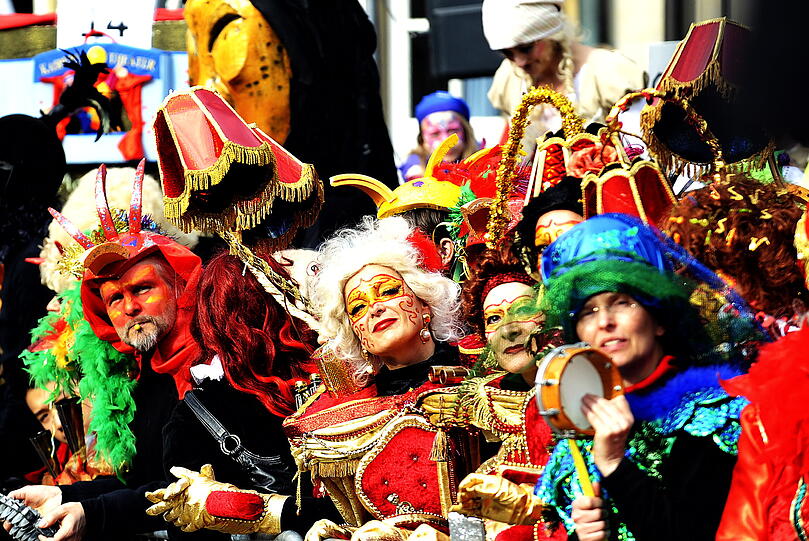 Zahlreiche Samba-Gruppen aus ganz Deutschland nehmen unter dem Motto "Carneval Theatral" am Bremer Straßenkarneval teil.
