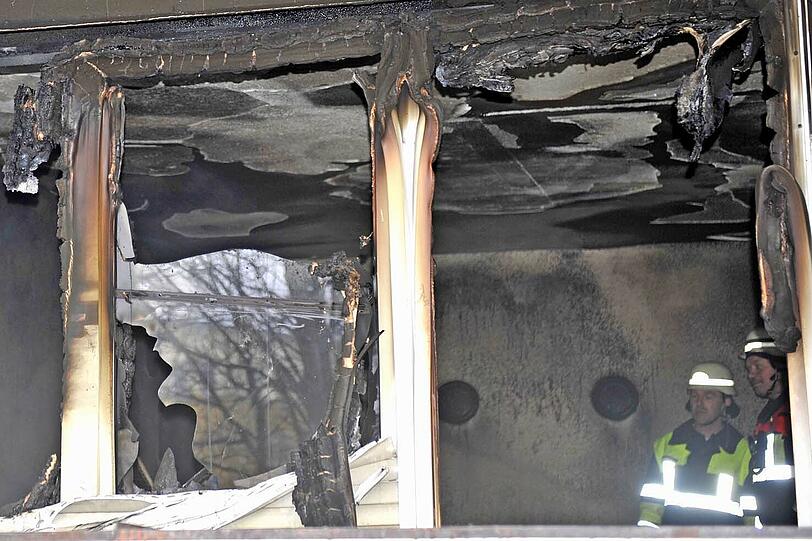 Nach einem verheerenden Feuer fand die Feuerwehr in dieser Wohnung eine blinde Frau. Sie schwebt in Lebensgefahr.