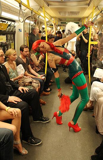 Irre Show in der Berliner U-Bahn: Beim Underground Catwalk geht's heiß her.