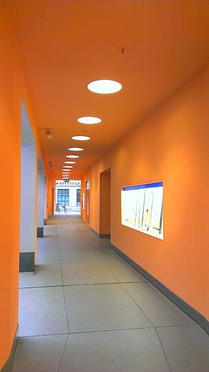 Die Münchner Orangerie: Dieser Verbindungsgang in den Fünf Höfen ist angenehm farbig &ndash; im Gegensatz zum Rest des Areals.