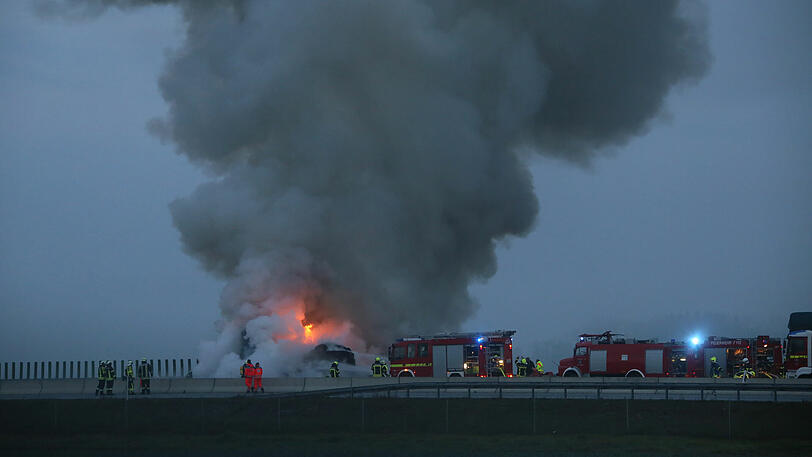 Die Feuerwehren mehrerer Gemeinden waren im Einsatz. Die A94 war zwischenzeitlich komplett gesperrt.