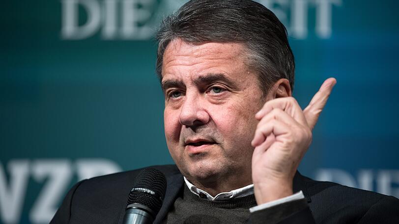 "Für mich beginnt jetzt eine neue Zeit. Meine kleine Tochter Marie hat mir heute früh gesagt: 'Du musst nicht traurig sein, Papa, jetzt hast Du doch mehr Zeit mit uns. Das ist doch besser als mit dem Mann mit den Haaren im Gesicht.'" Bundesaußenminister Sigmar Gabriel am 8. Februar in den Zeitungen der Funke-Mediengruppe zu seinem Ausscheiden aus der Regierung.