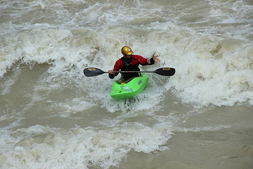 Hochwasser für die einen, perfekte Wellen für die anderen. Waghalsig tummeln sich Sportler in der Isar.