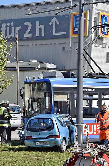 Bilder vom Verkehrsunfall in der Cosimastraße. Eine Tram kolliderte mit einem Pkw.