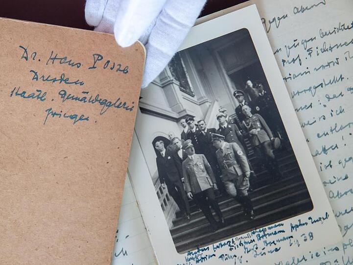 Hans Posse (l) geht 1938 mit Adolf Hitler (M) durch die Dresdner Gemäldegalerie. Foto: Daniel Karmann/dpa