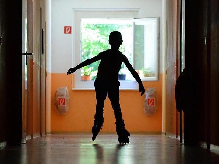 Ein Junge fährt auf dem Flur des Diakonischen Werkes mit seinen Skates.