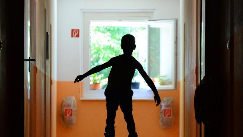 Ein Junge fährt auf dem Flur des Diakonischen Werkes mit seinen Skates. Ein Junge fährt auf dem Flur des Diakonischen Werkes mit seinen Skates.