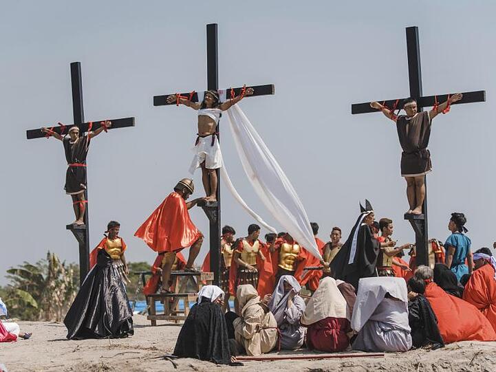 Gläubige nehmen im philippinischen San Pedro Cutud an einer Karfreitagsprozession teil.