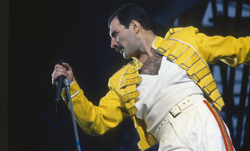 Der charismatische Freddie Mercury 1986 auf einem Konzert. Bis heute fasziniert der verstorbene Queen-Sänger seine Fans.