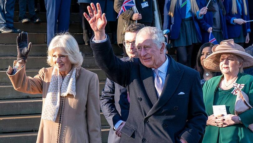 König Charles III. und Königsgemahlin Camilla werden in Bolton begrüßt.