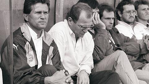 Ob Uli Hoeneß (2.v.l.) da schon wusste, was passieren würde? Im Oktober 1992 entlässt er Trainer Jupp Heynckes und wird hinterher zugeben: "die größte Fehlentscheidung meiner Laufbahn".