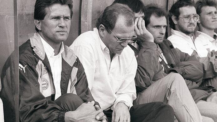 Ob Uli Hoeneß (2.v.l.) da schon wusste, was passieren würde? Im Oktober 1992 entlässt er Trainer Jupp Heynckes und wird hinterher zugeben: "die größte Fehlentscheidung meiner Laufbahn".