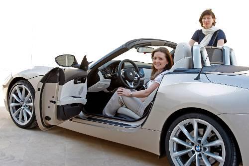Stolz auf ihr "Baby": Die Z4-Designerinnen Nadya Arnaout (Interieur, l.) und Juliane Blasi (Exterieur).
