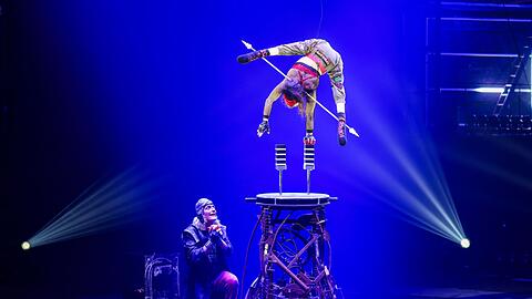 Bei ihrer Darbietung balanciert Silke Pan auf Handstandst&uuml;tzen - und steigt mit den Kl&ouml;tzen immer weiter in die H&ouml;he.