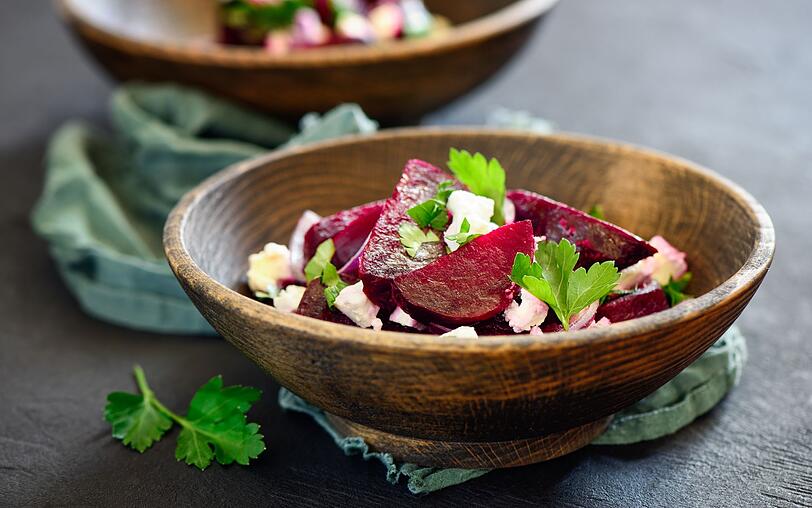 Rote Bete ist besonders im rohen Zustand sehr gesund! Schneiden Sie das Wintergemüse in kleine Stücke und vermischen Sie diese mit Zwiebeln, Apfelstückchen und etwas Schafskäse. Schmecken Sie anschließend die Mischung mit Olivenöl und Apfelessig ab. Rote Bete ist besonders im rohen Zustand sehr gesund! Schneiden Sie das Wintergemüse in kleine Stücke und vermischen Sie diese mit Zwiebeln, Apfelstückchen und etwas Schafskäse. Schmecken Sie anschließend die Mischung mit Olivenöl und Apfelessig ab.
