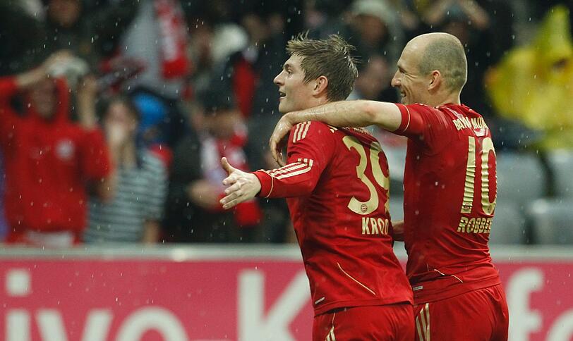 TONI KROOS: Und wie elegant: Er lupfte den Ball über Zieler zum 1:0 ins Netz (36.) - die wichtige Führung. Zuvor oft unaufmerksam, verlor einige Bälle. Dafür aber mit überlegtem Pass auf Gomez vor dem 2:0. NOTE: 2