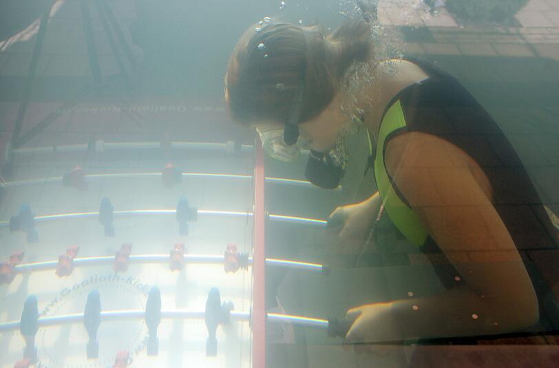 Längstes Unterwasser-Tischfussballspiel: Der Tauchclub Aquatica versucht, den Weltrekord im Unterwasser-Tischfußball zu knacken - der steht bei 33 Stunden. Im Bild kickern zwei Frauen in der Innenstadt von Örlinghausen unter Wasser.