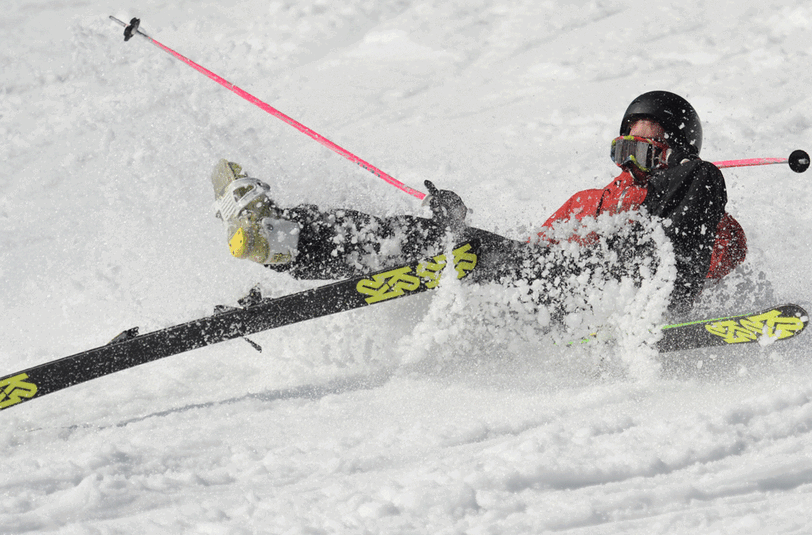 Ein Hobbysportler stürzt auf der Piste. Mit einigen Tricks können schlimmere Verletzungen vermieden werden.