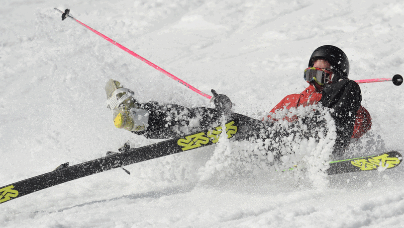 Ein Hobbysportler stürzt auf der Piste. Mit einigen Tricks können schlimmere Verletzungen vermieden werden. Ein Hobbysportler stürzt auf der Piste. Mit einigen Tricks können schlimmere Verletzungen vermieden werden.