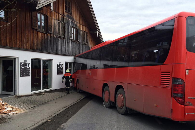 In Seebruck ist ein Linienbus in ein Haus gekracht - die Bilder vom Unfall.