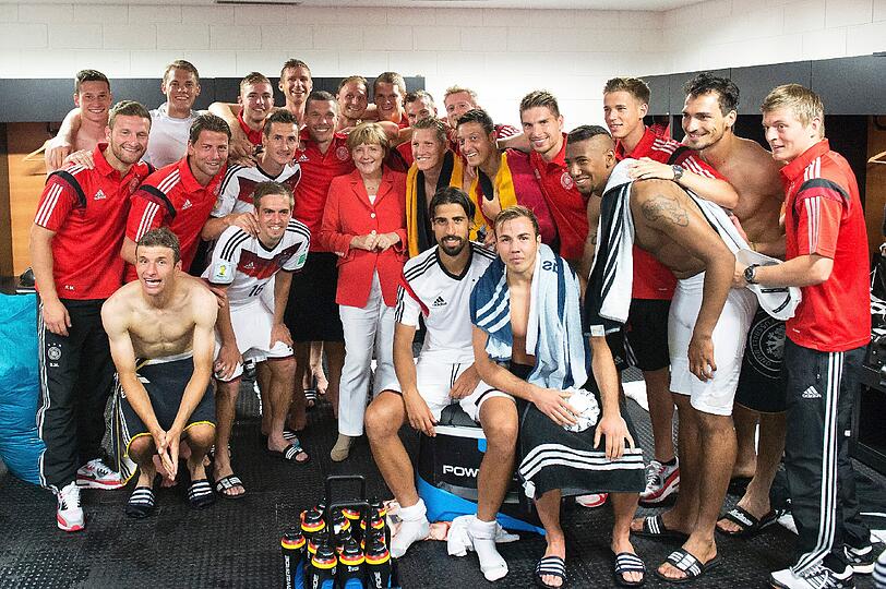 Selfie-Alarm I: Bundeskanzlerin Angela Merkel feiert 2014 in der Umkleidekabine den WM-Auftaktsieg des DFB-Teams gegen Portugal.
