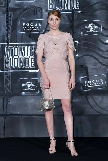 Flop: Dieses gelöcherte Kleid sah auf dem Kleiderbügel definitiv besser aus als am Körper von Lisa Banholzer