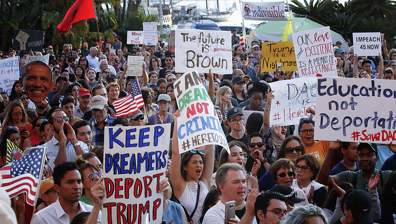 Aktivisten demonstrieren im kalifornischen San Diego gegen die geplante Abschaffung des unter Obama eingeführten Dreamer-Programms. Aktivisten demonstrieren im kalifornischen San Diego gegen die geplante Abschaffung des unter Obama eingeführten Dreamer-Programms.