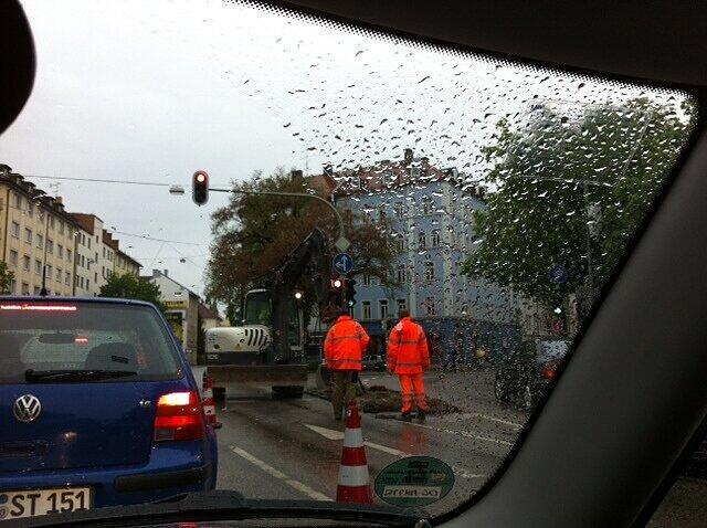 Viele Autofahrer folgen dem gelben Pfeil nach links. Rechtsabbieger merken erst jetzt, dass die rechte Spur doch frei ist.