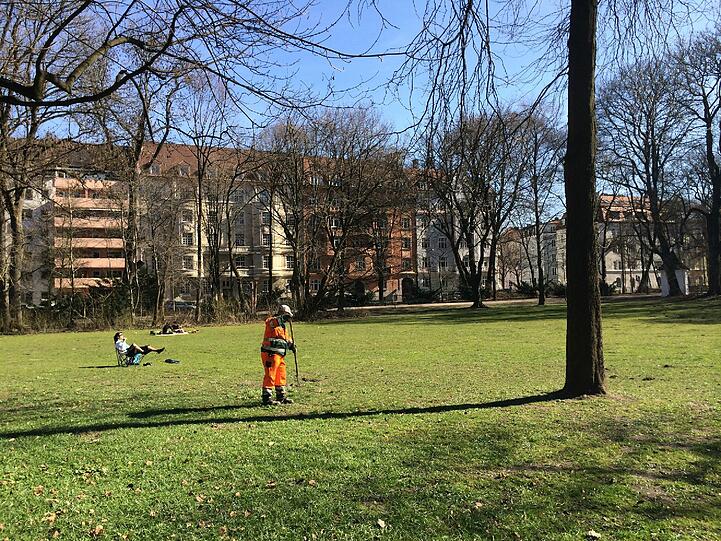 Die mehr als 1200 städtischen Grünanlagen, Parks und Spielplätze werden in diesen Tagen gesäubert. Hier in der Au...