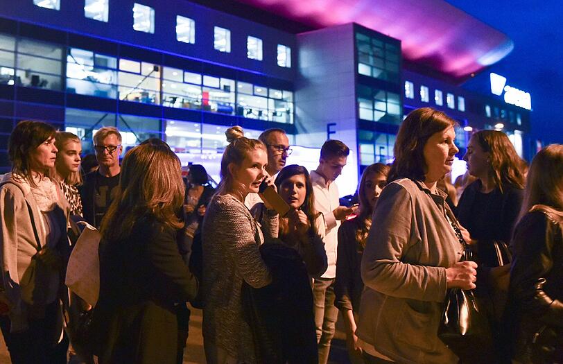 Bombendrohung beim "Germany's next Topmodel"-Finale in Mannheim! Die Show wird abgebrochen, Heidi Klum und die Zuschauer müssen die SAP Arena verlassen. Die Bilder.