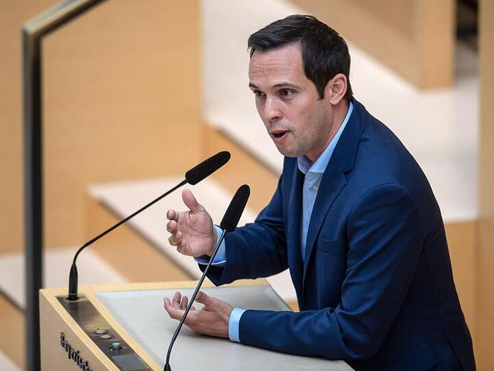 Martin Hagen, Vorsitzender der FDP-Landtagsfraktion, spricht bei der 21. Sitzung des bayerischen Landtags. Foto: Sina Schuldt
