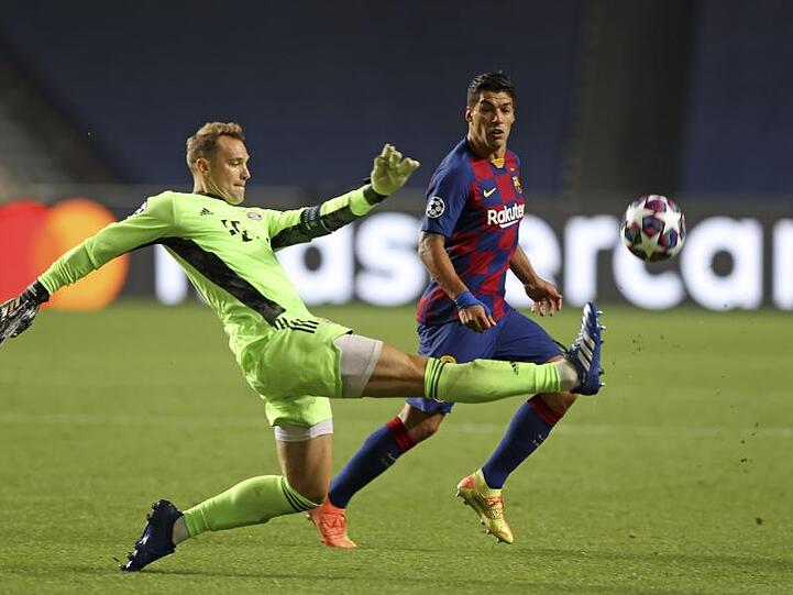 Bayerns Torhüter Manuel Neuer und Barcelonas Luis Suarez (l-r.) in Aktion. Foto: Rafael Marchante/Reuters Pool/dpa