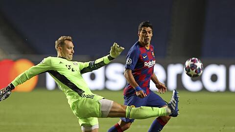 Bayerns Torhüter Manuel Neuer und Barcelonas Luis Suarez (l-r.) in Aktion. Foto: Rafael Marchante/Reuters Pool/dpa