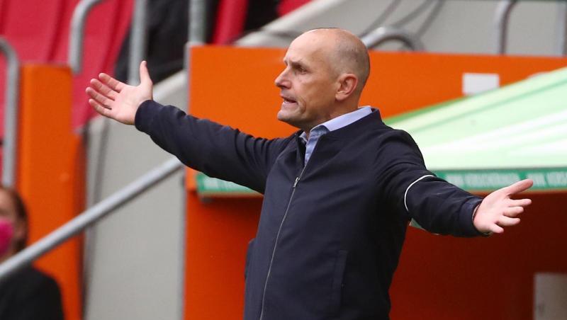 Augsburgs Trainer Heiko Herrlich wetterte gegen die Elfmeter-Entscheidung. Augsburgs Trainer Heiko Herrlich wetterte gegen die Elfmeter-Entscheidung.